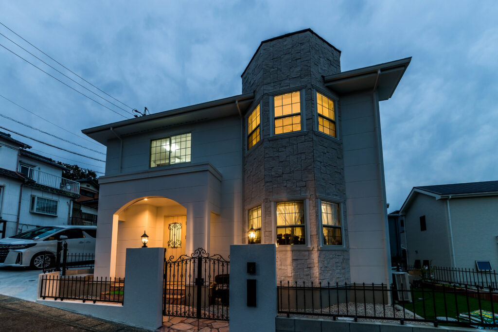 窓がおしゃれなフレンチスタイルの外観