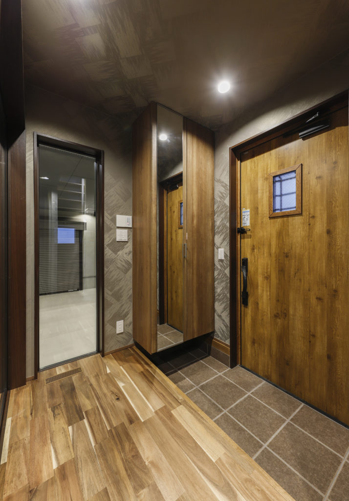 ガレージが見える玄関