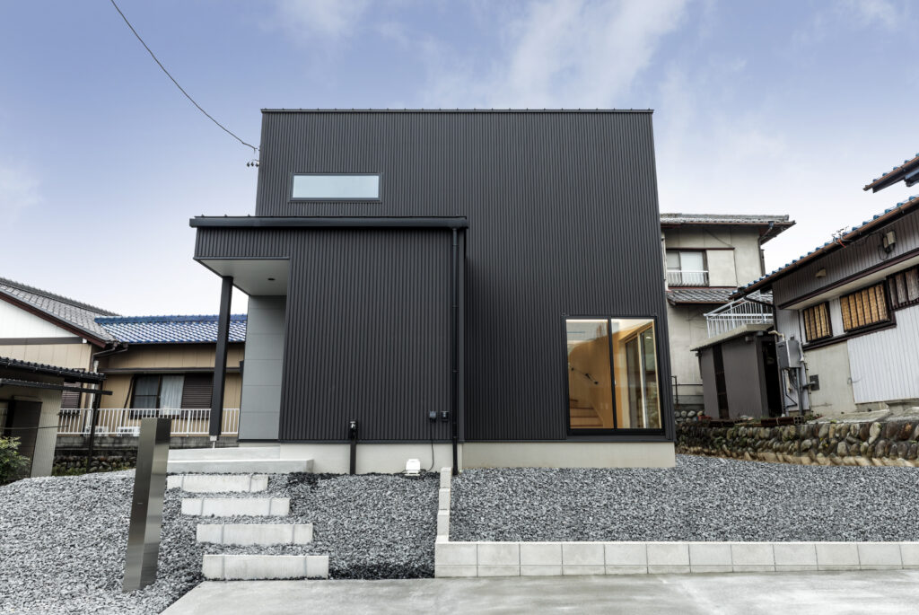 黒のガルバリウム鋼板の家