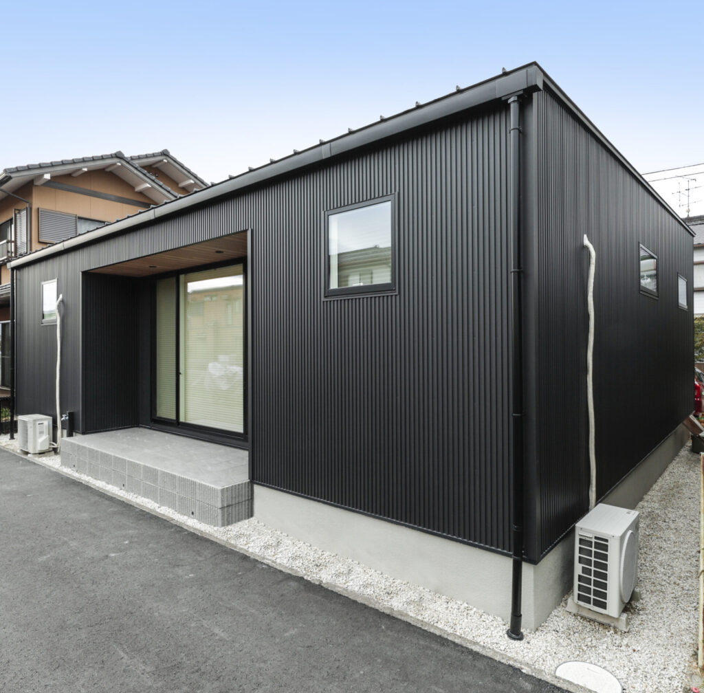 四角い平屋の南面