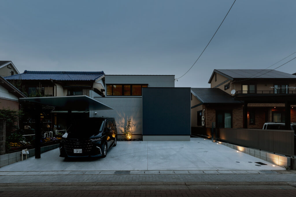 1階に窓がない家の外観