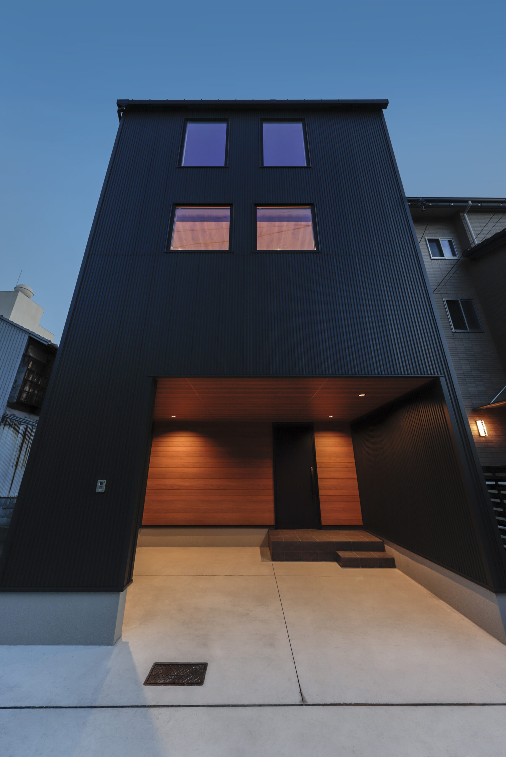 ガレージ内に玄関がある間取り