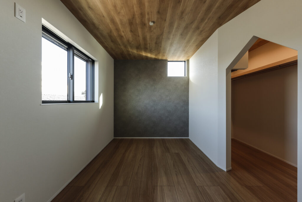 「グレー×木目」のインテリアが映える空間
