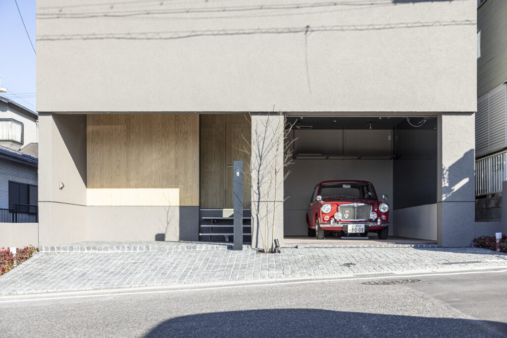 ジャパンディスタイルの外観の玄関ポーチとガレージ