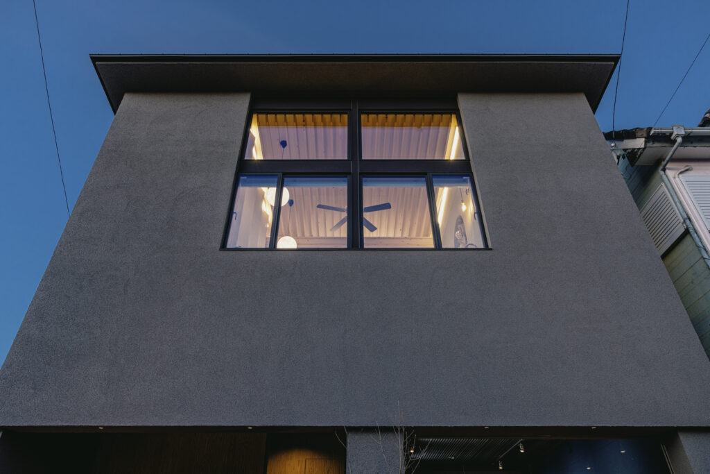 下から見上げるジャパンディスタイルの外観