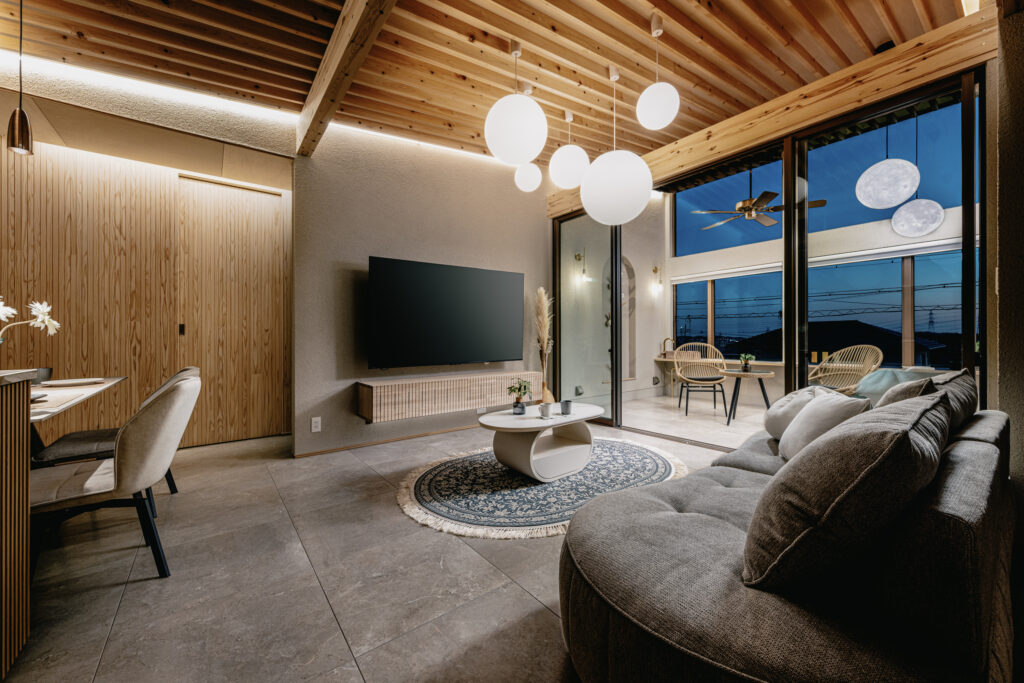 夜のリビングとインナーテラス