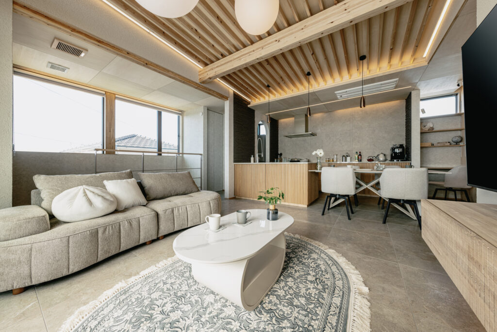 板張りの下がり天井で仕上げたキッチン