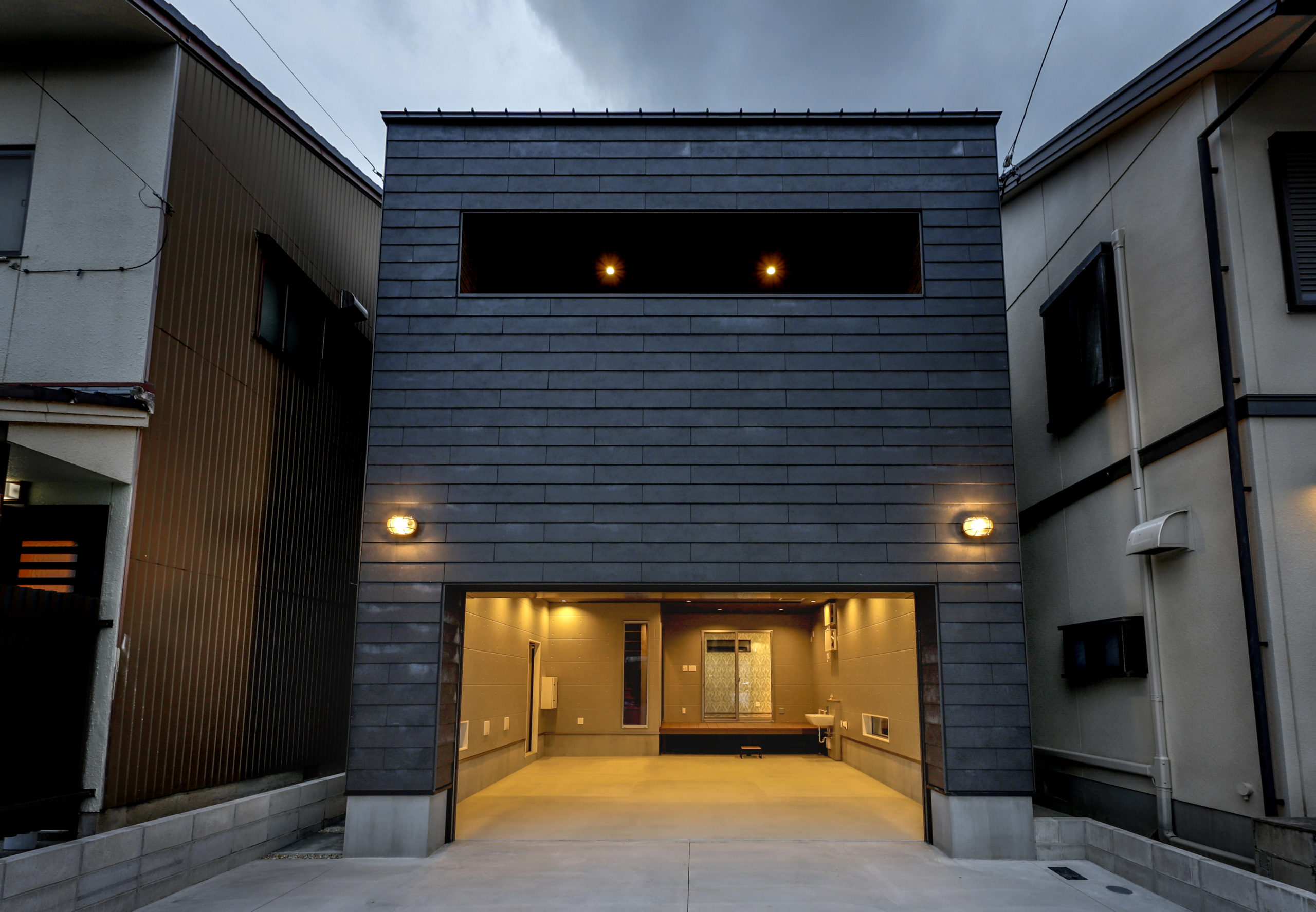 狭小地に建つガレージハウス
