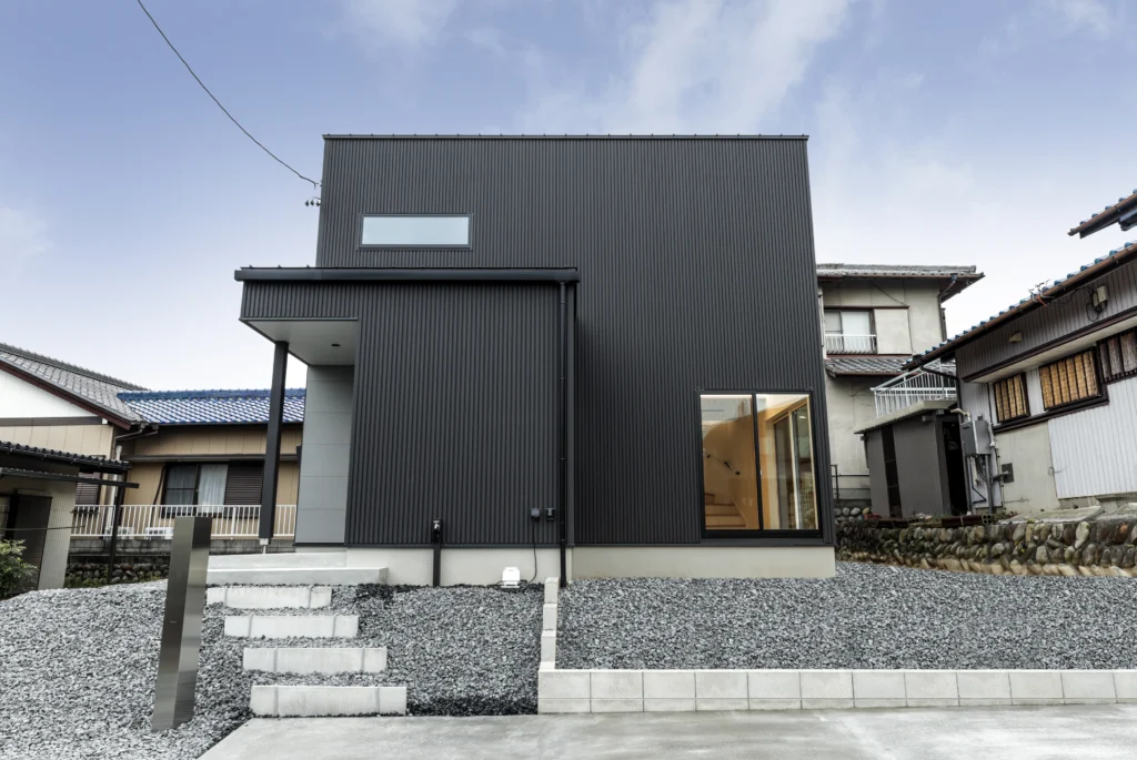 黒色×ガルバリウム鋼板×モダン」のおしゃれな外観実例｜黒の金属系外壁 