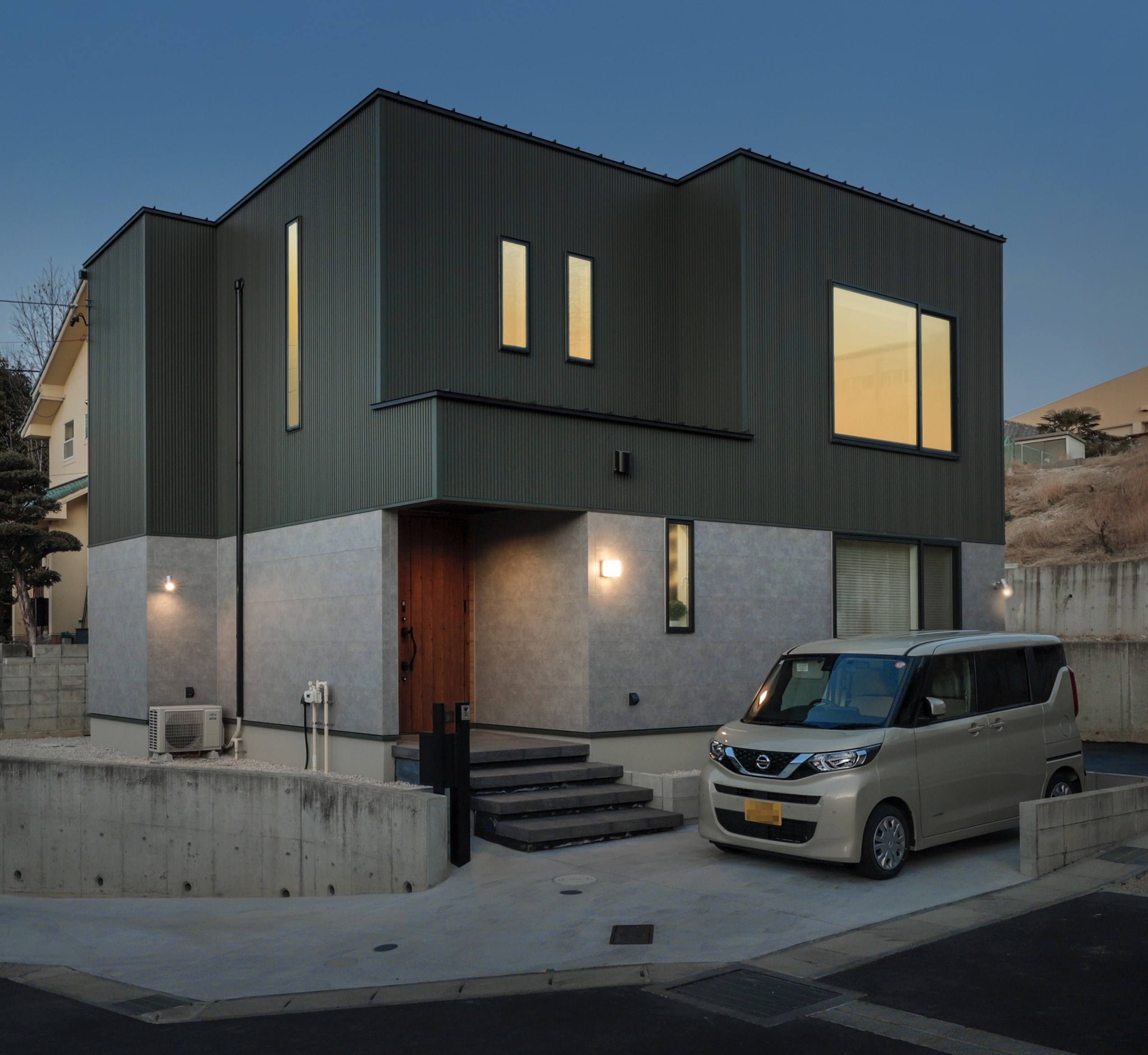 愛知県名古屋市注文住宅｜モスグリーンのガルバリウム鋼板とグレーのサイディング外壁