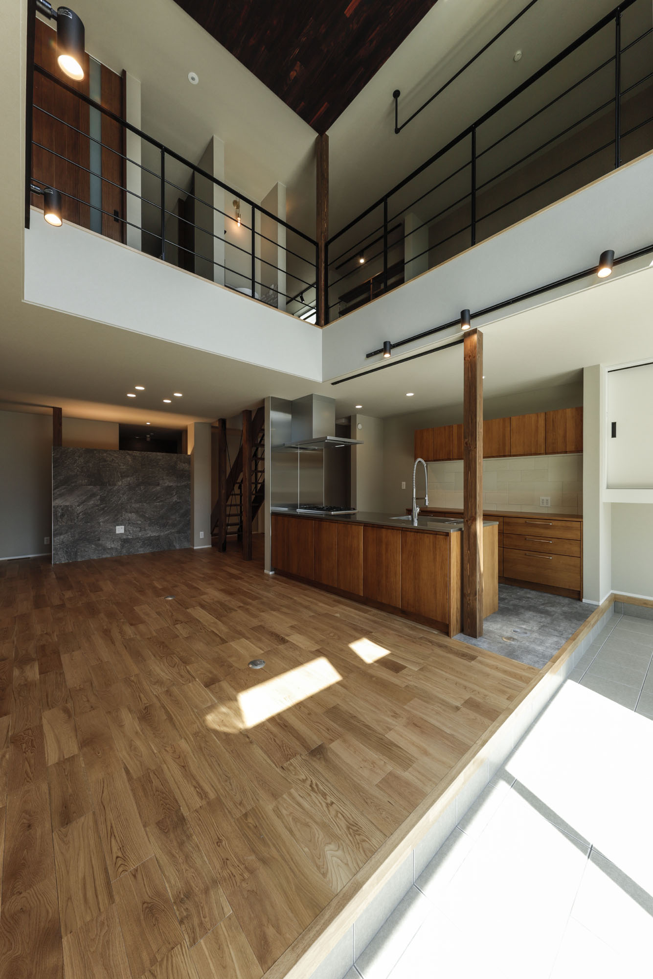グレー×木目のインテリアがおしゃれな注文住宅